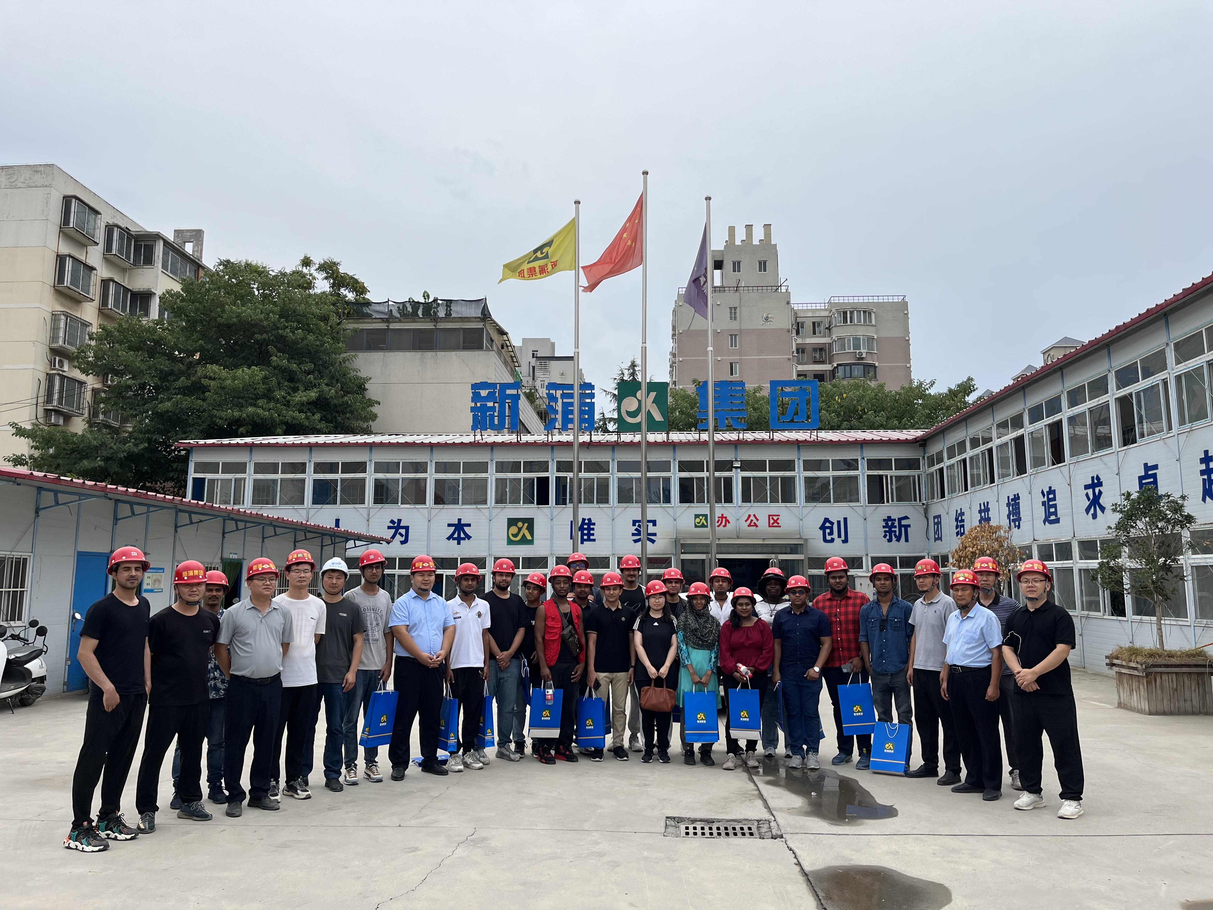 【歡迎】鄭州大學(xué)留學(xué)生代表到新蒲建設(shè)集團觀摩交流